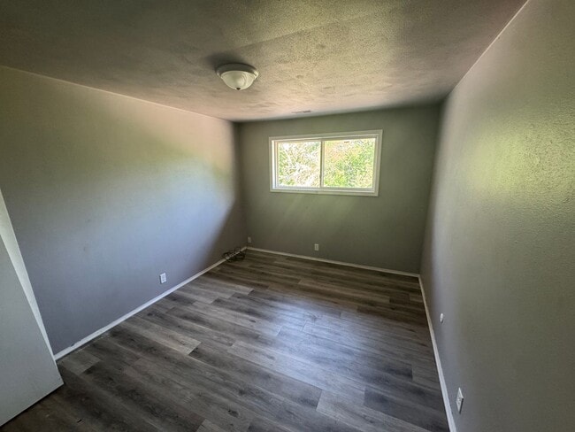 Building Photo - 213 Sunnyridge Ct