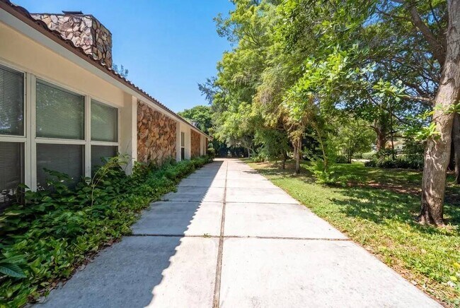 Building Photo - 4020 NW 101st Dr