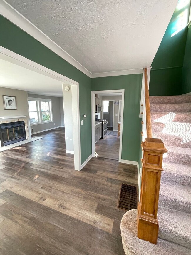 Building Photo - Available September - 2 Bedroom, 1 Bath New Reno!