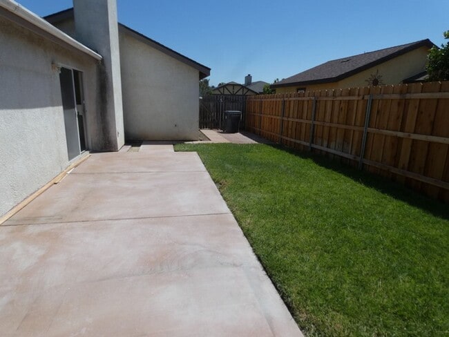 Building Photo - Light and Welcoming in Regency Estates