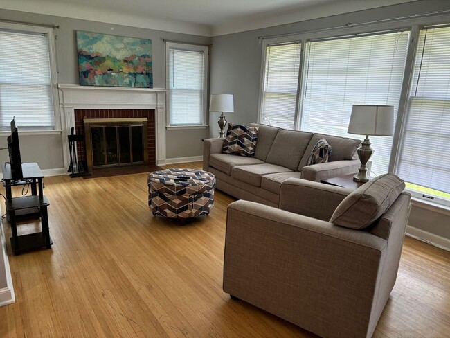 Building Photo - Charming Home in Prime Edina Location