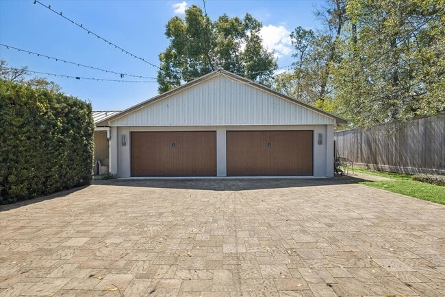 Building Photo - 623 Pinehaven Dr