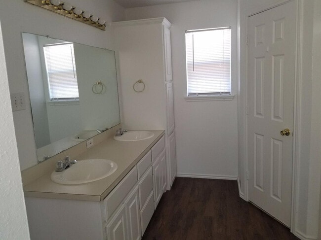 Building Photo - 1909 S Loop 289