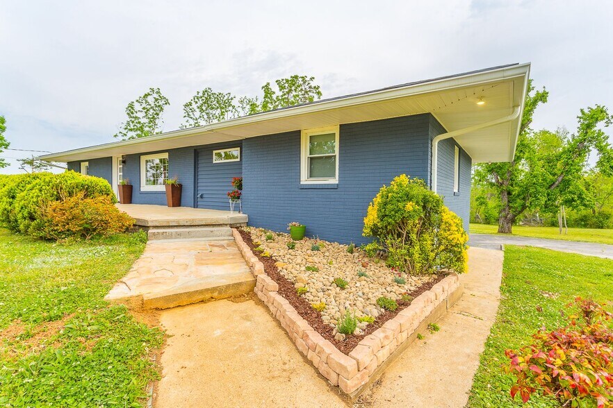 Building Photo - 8011 Shallowford Rd