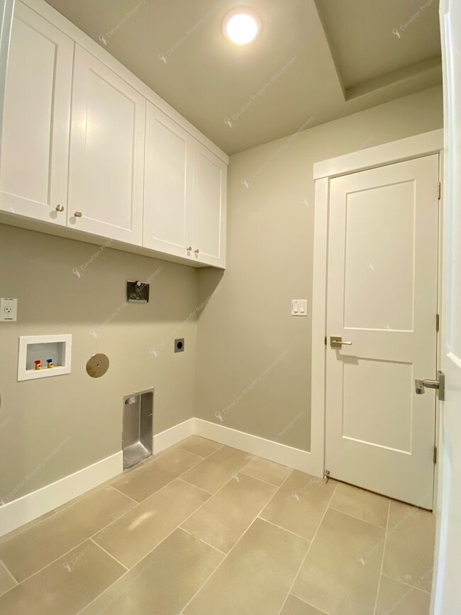 Building Photo - End unit 3BR - 2.5BA + Loft Townhouse