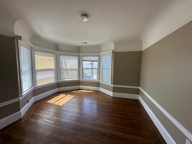 Building Photo - Rare 4BR Upstairs Gem – Light-Filled & Ove...