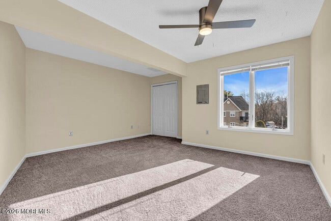 Building Photo - 290 N Main St