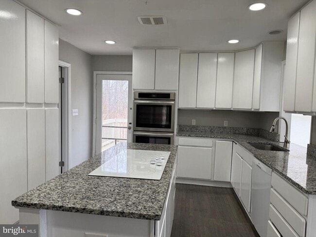 Building Photo - 63 Lincoln Dr