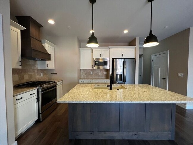 Building Photo - $2,500 | 2 Bedroom, 2.5 Bathroom Luxury Co...