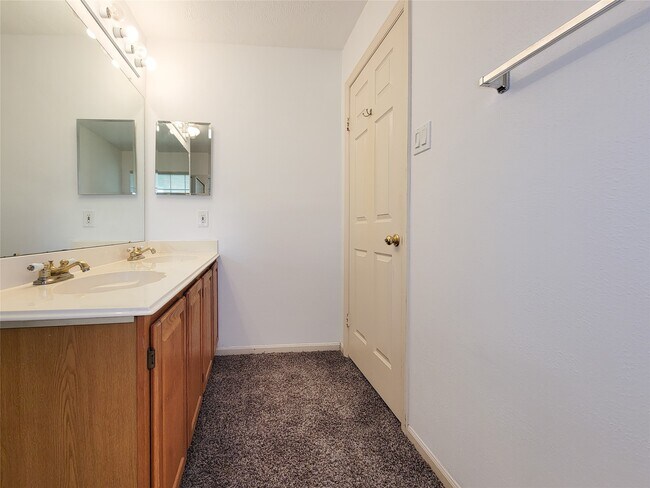 Building Photo - 2431 Edgewood Dr
