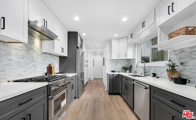 Building Photo - 418 N Bowling Green Way