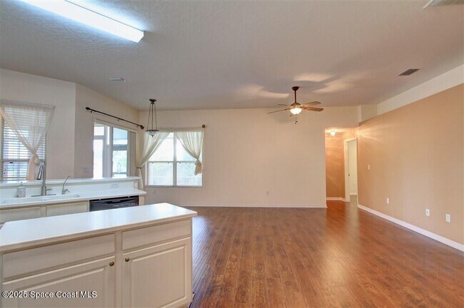 Building Photo - 467 Sauders Rd SE