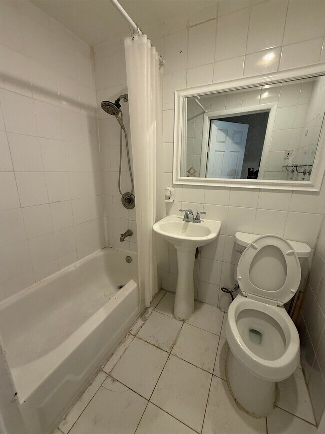 Building Photo - 290 Ege Ave