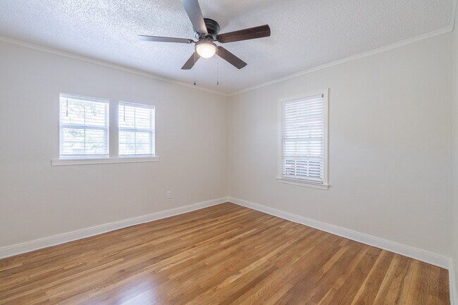 Building Photo - Beautiful Tech Terrace Home! Full of Chara...
