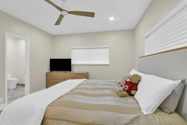 Building Photo - 319 S Riverside Dr