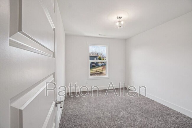 Building Photo - 7 Bolton St