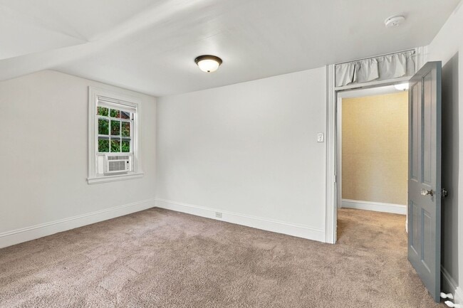 Building Photo - 129 E Clay St
