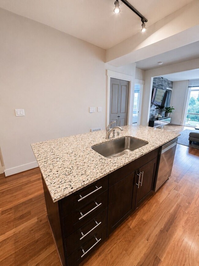 Building Photo - 1bd/1.5ba Seattle Condo