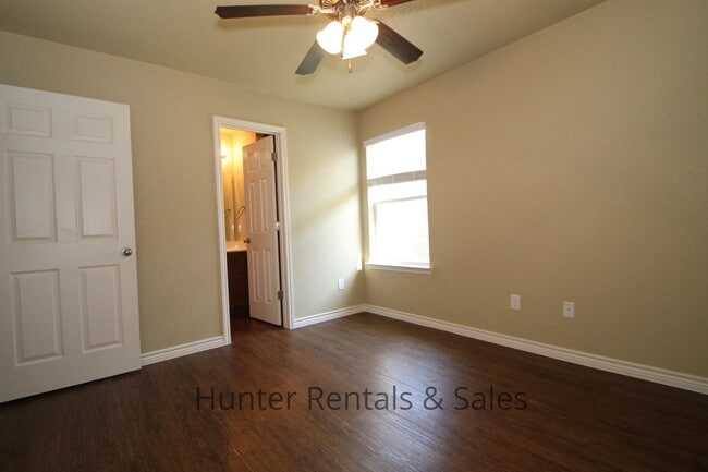 Building Photo - Spacious three-bedroom