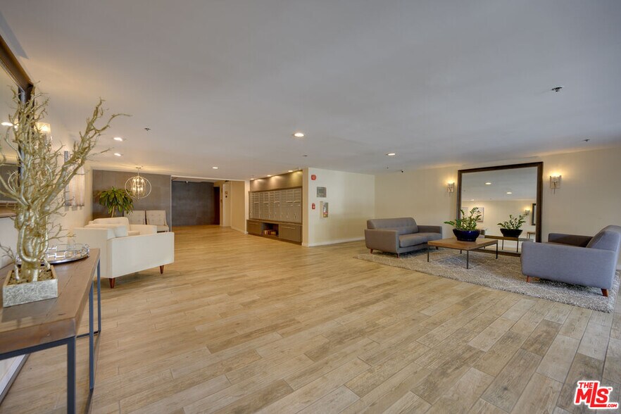 Building Photo - 14960 Dickens St