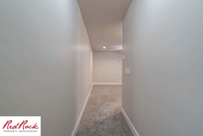 Building Photo - Spacious 4 Bedroom, 2.5 Bathroom Centrally...