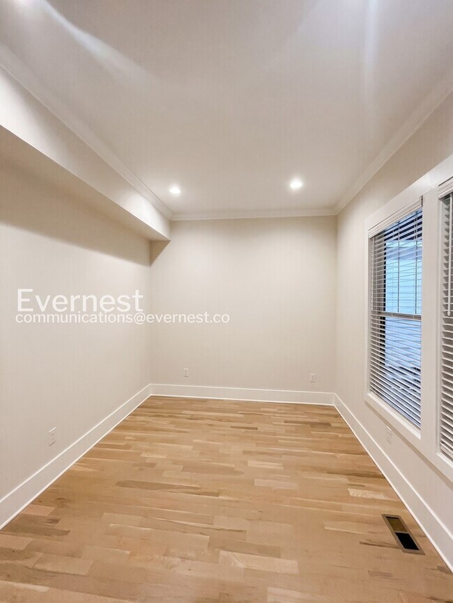 Building Photo - 4 Bed/2.5 Bath Town Home with Garage / Pet-Friendly / Available Now!
