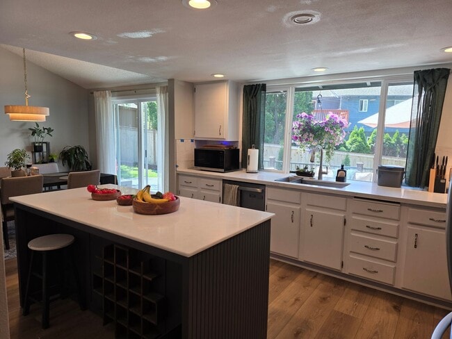 Building Photo - Lea Hill tri-level home - 3 bedroom 2.5 bath home - Feels like new/ Remodeled - A Must see - Avai...