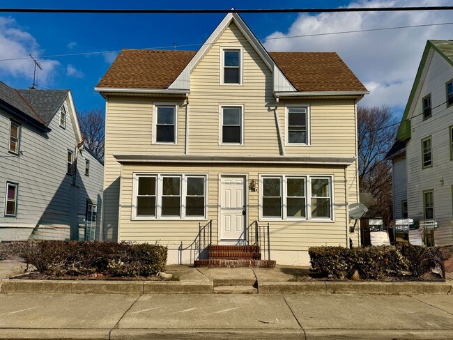 Building Photo - FOR RENT- Spacious 4 Bedroom 2 Bath Home in Penns Grove $2000