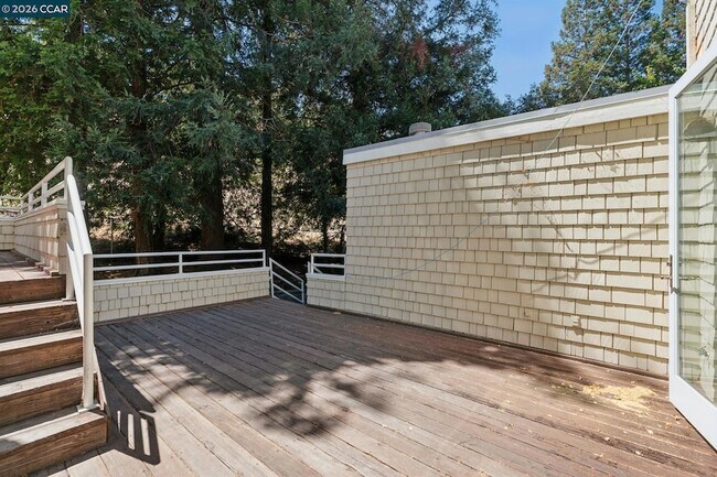 Building Photo - 660 La Casa Via