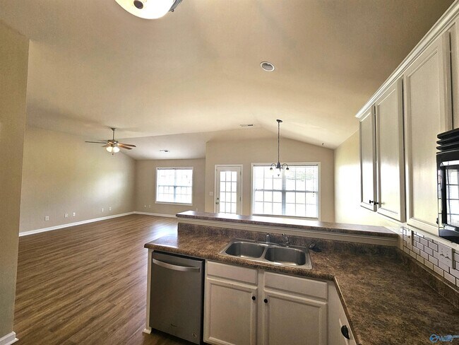 Building Photo - 385 Robinson Rd