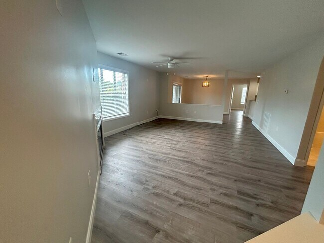 Building Photo - First floor 2 bedroom/2 bathroom condomini...