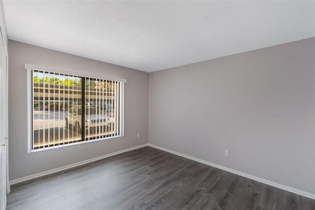 Building Photo - 424 Club Dr