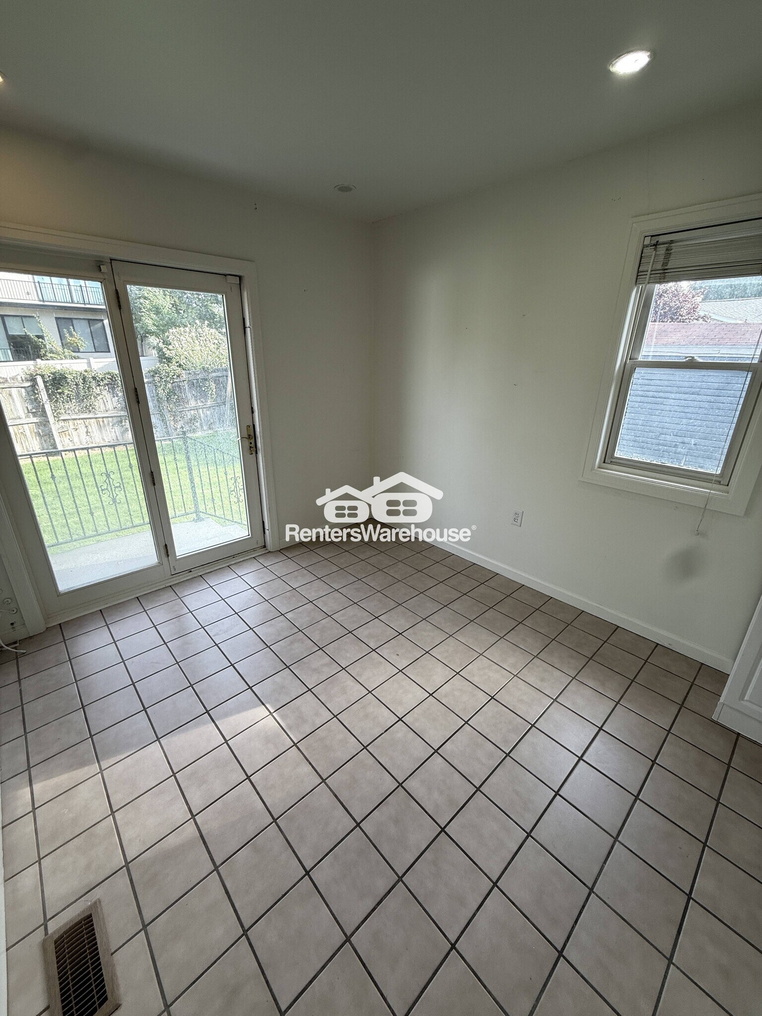 Building Photo - 4555 Highland Dr.