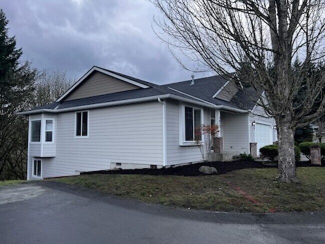 Building Photo - Elegant home in UP with primary bedroom suite on main level