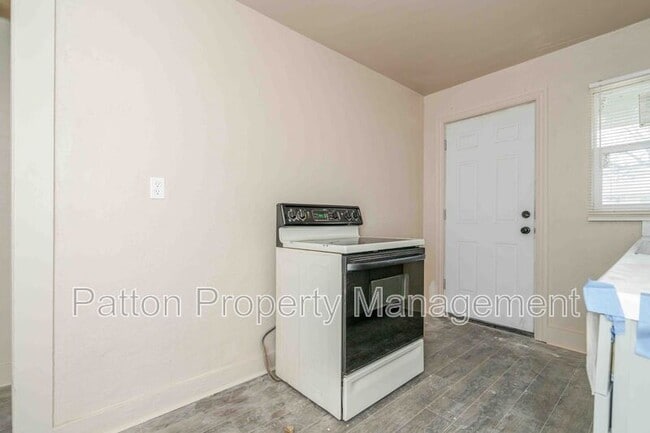 Building Photo - 1111 SW 13th Ave