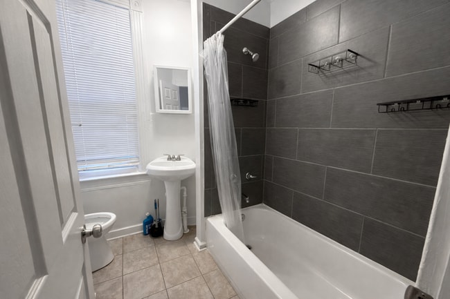 Building Photo - 450 E Lorraine Ave