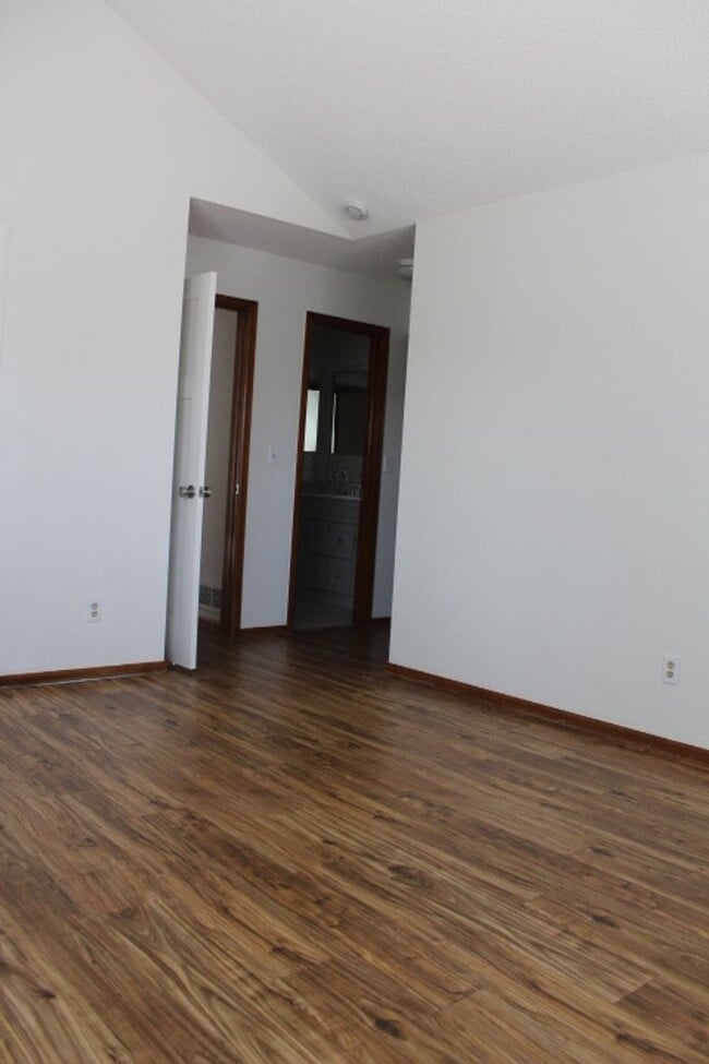 Building Photo - Gorgeous 2 Story End Unit in Lakewood!