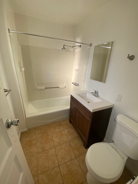 Building Photo - 515 E Buckthorn St