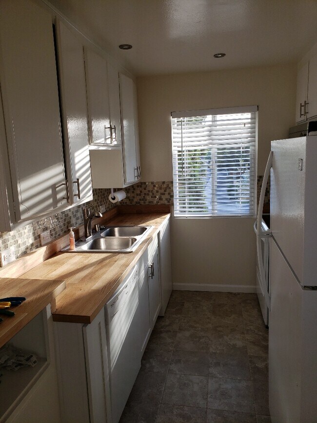 Building Photo - 400 N Acacia Ave