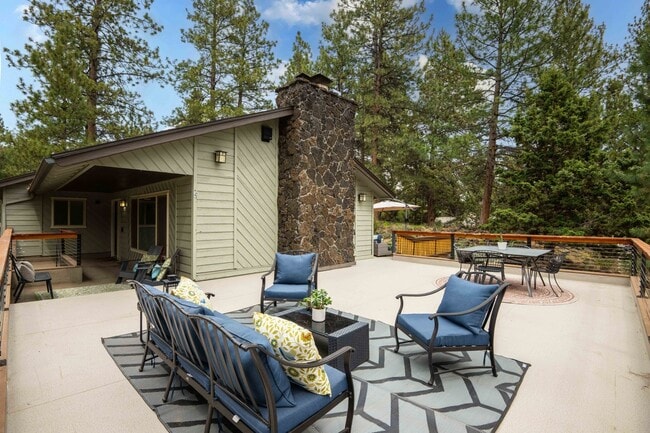 Building Photo - SW Bend Reverse-Living Home on .36 Acres | 5 Bedrooms | 3 Bathrooms
