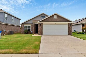 Building Photo - 3 Bed 2 Bath home mins away from the University!