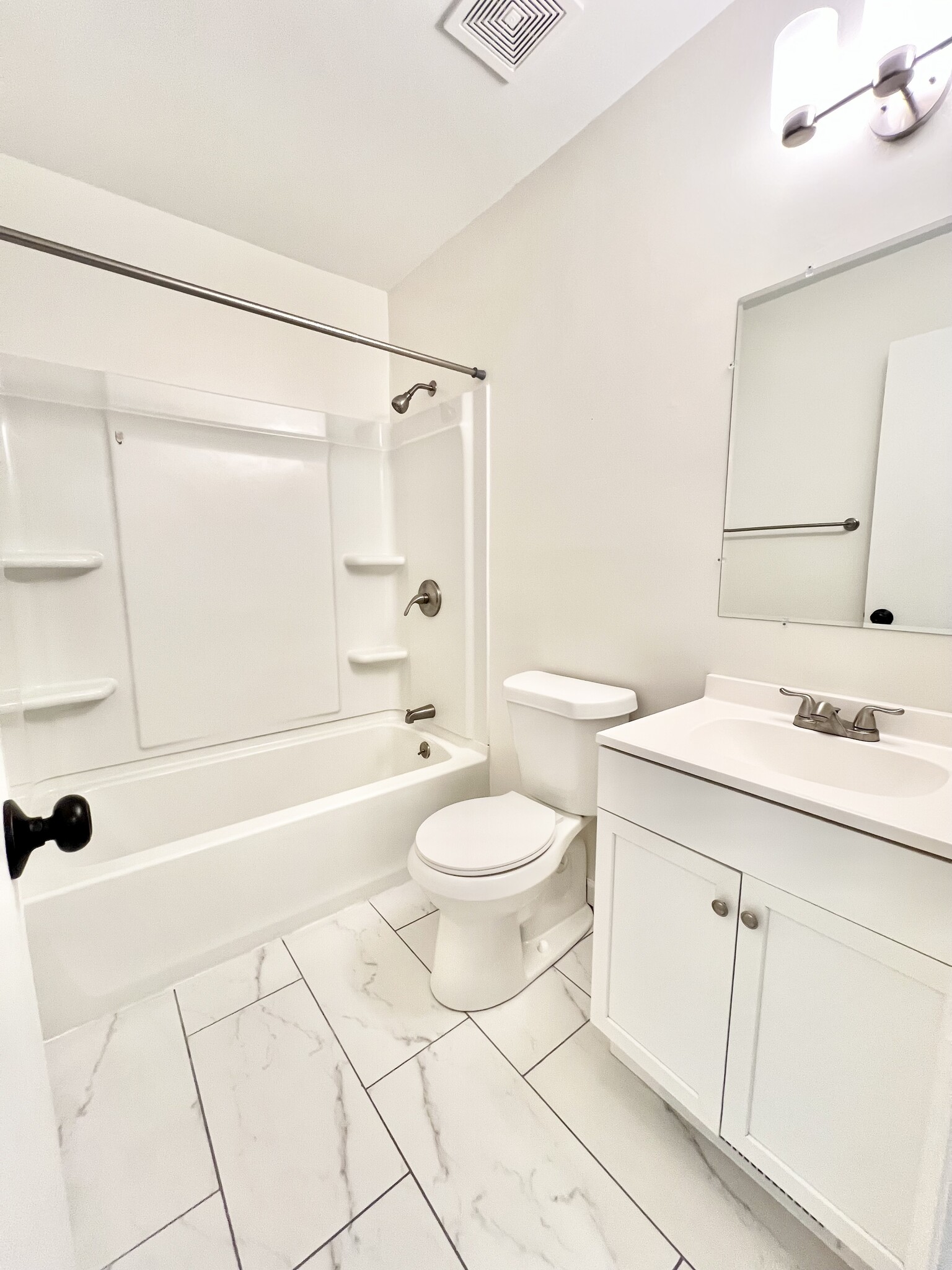 Full Bathroom - 276 Fleming Rd