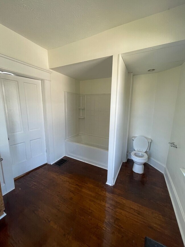 Building Photo - Spacious 3-Bedroom, 2-Bath Home – Great Lo...