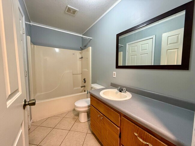 Building Photo - 205 N 18th Ave