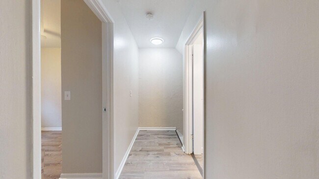 Building Photo - Elyria - updated 3 bed/1 bath townhouses for rent!