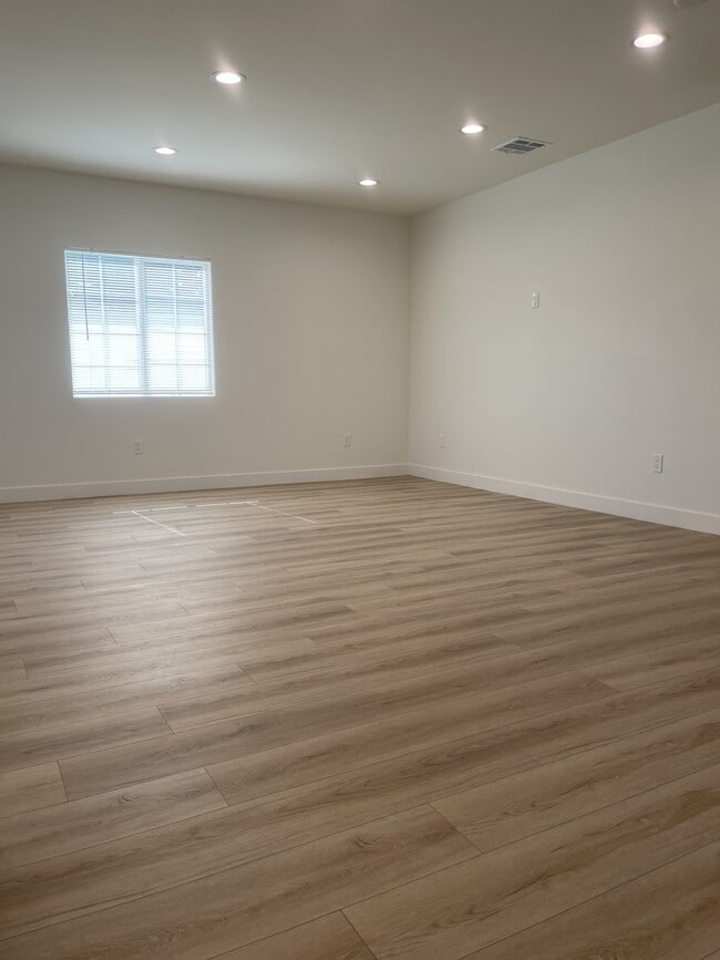 Building Photo - 8142 Redbush Ln
