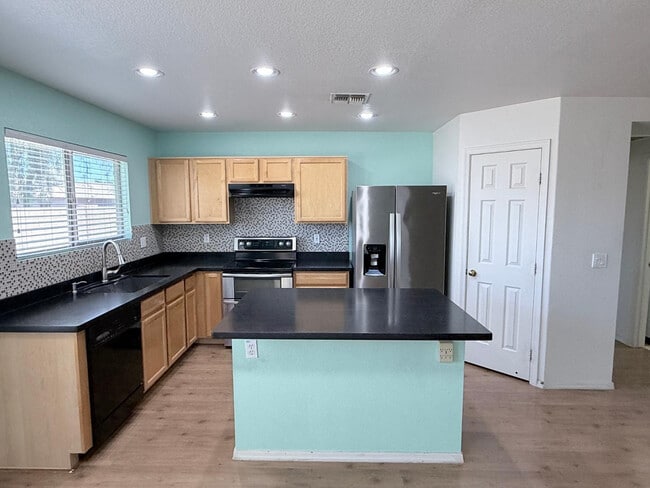 Building Photo - 1106 S Fresno Ct