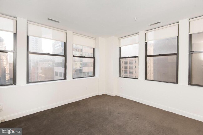 Building Photo - 220 S 16th St