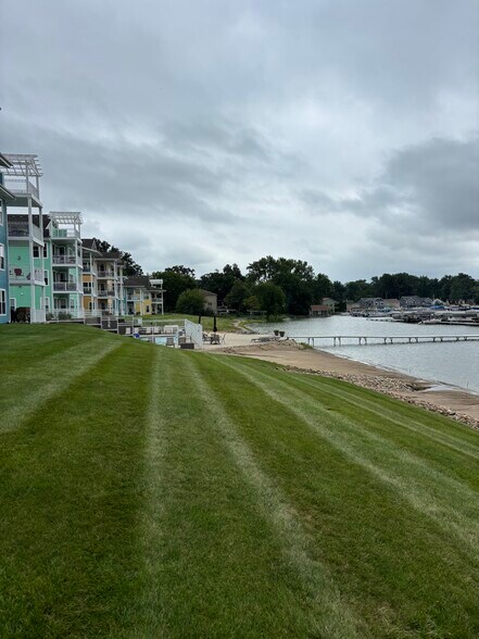 Building Photo - 13242 Lake Shore Dr