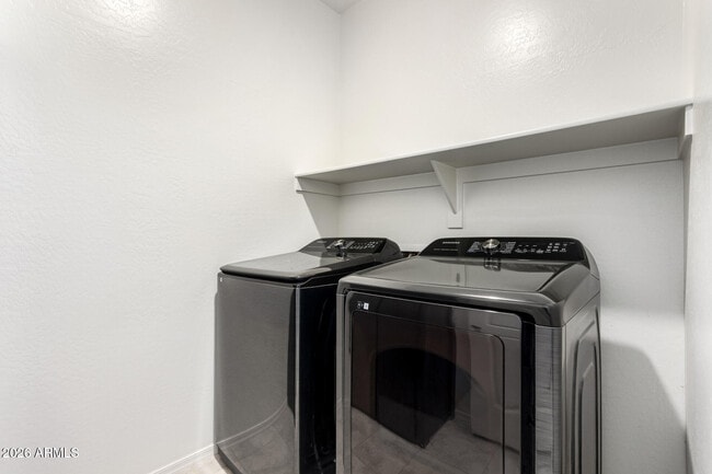 Building Photo - 665 E Rojo Way